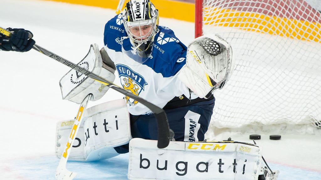 Veini Vehviläinen pysäytteli torstaina kiekkoja Leijonien ja Venäjän ottelun alkulämmittelyissä. Lauantaina Vehviläinen tekee virallisesti debyytin, kun hän on Suomen tolppien välissä ottelussa Tshekkiä vastaan.