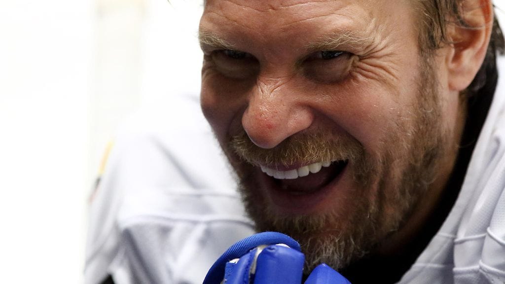 Kimmo Timosen maajoukkuepaita nostetaan lauantaina Hartwall Arenan kattoon.