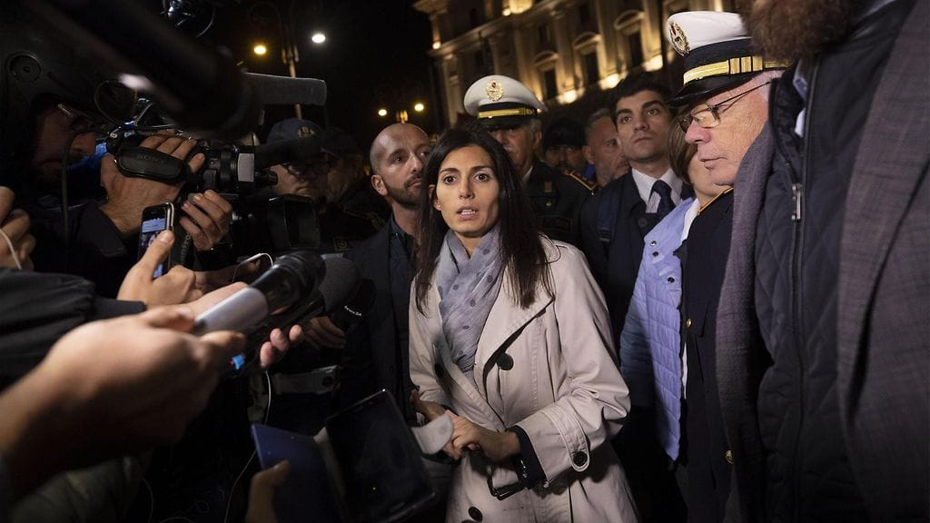 Rooman pormestari Virginia Raggia epäillään valehtelusta.