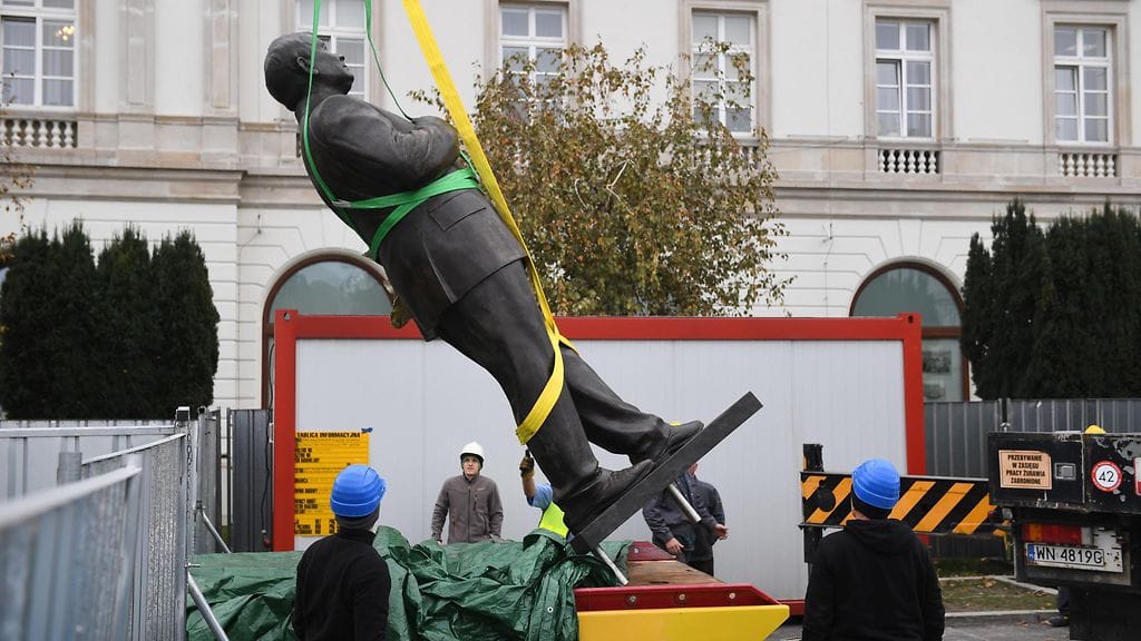 Itsneäisyysjuhlien alla Puolassa kunnioitettiin myös entistä presidenttiä, joka kuoli lentoturmassa, Lech Kaczynskia patsaalla.