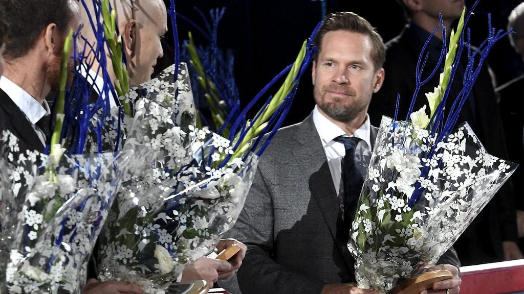 Kimmo Timonen aateloitiin perjantaina Jääkiekkoleijonaksi. Lauantaina Timosen maajoukkuepaita nousee Hartwall Arenan kattoon.