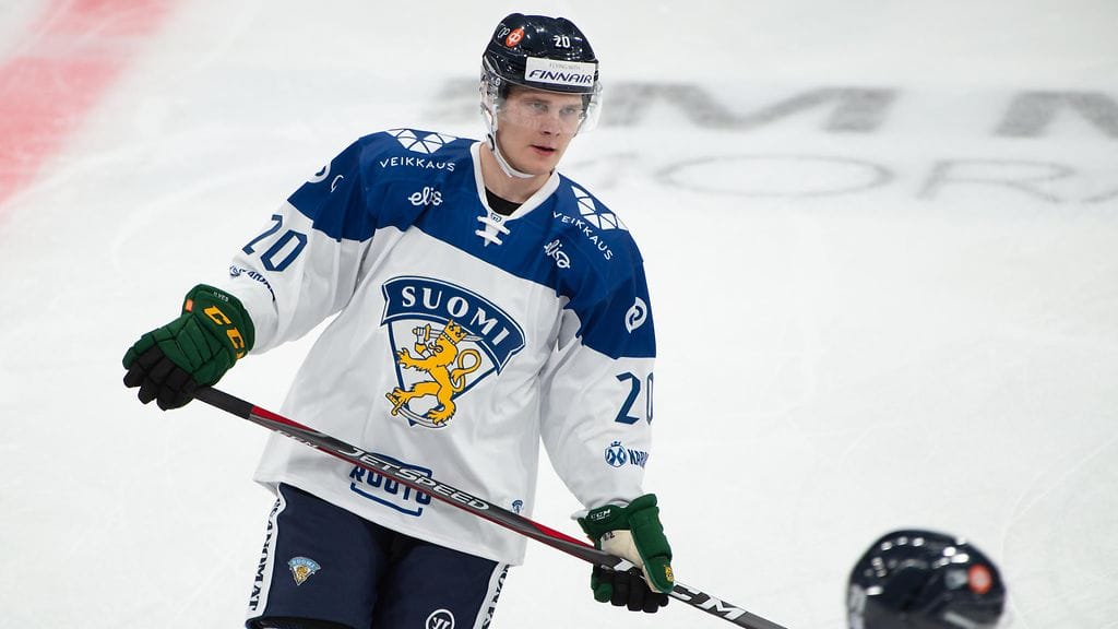 Arttu Ruotsalainen johtaa Suomen kakkosketjua Tshekkiä vastaan EHT-ottelussa.