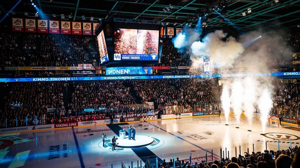 Kimmo Timosen maajoukkuepaita nostettiin Hartwall Arenan kattoon ennen Suomen ja Tshekin kansallislauluja ja Euro Hockey Tour -ottelua.