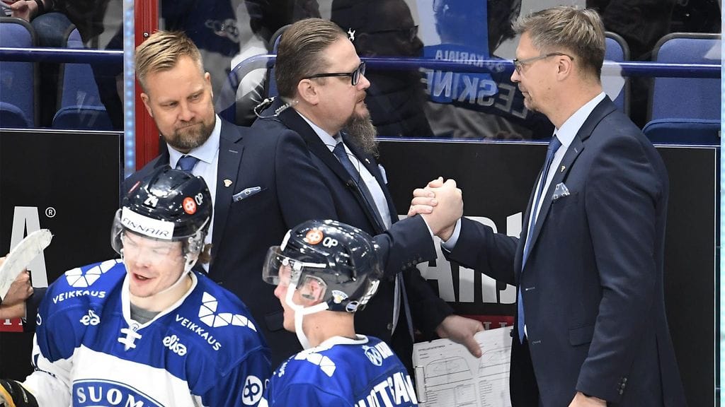 Leijonien päävalmentaja Jukka Jalonen (oikeassa reunassa) sai tuulettaa voittoa valmennusjohdon kanssa lauantain Tshekki-ottelun jälkeen.