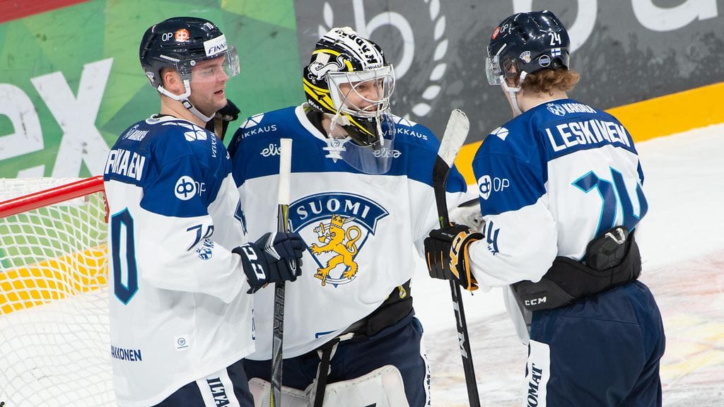 Veini Vehviläinen (keskellä) torjui nollapelin, kun Leijonat kaatoi lauantaina Tshekin Karjala-turnauksen ottelussa lukemin 3-0.