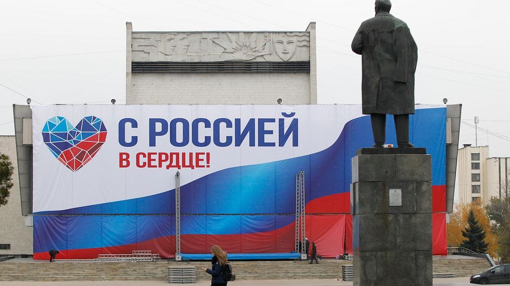 Mainos Luhanskissa: "Venäjä sydämessämme".