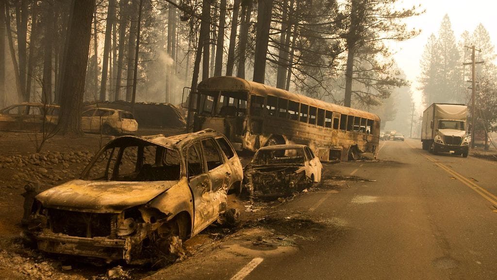 Paradise kaupungin asukkat yrittivät paeta nopeasti leviävää Camp-maastopaloa autoillaan.