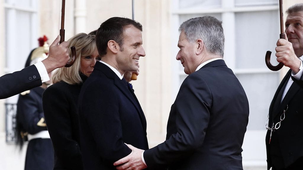 Sauli Niinistö tervehti Emmanuel Macronia Pariisissa viime vuoden marraskuussa.