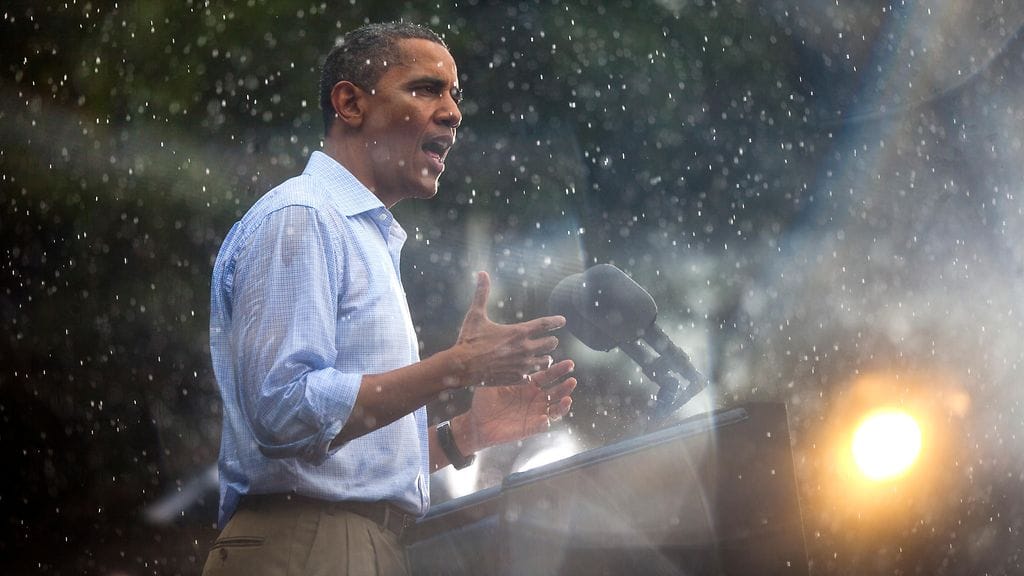 Barack Obama pitämässä puhetta kaatosateessa vaalikampanjansa aikana vuonna 2012 Virginiassa.