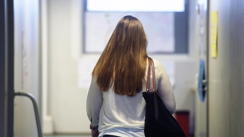 Kuvituskuva. Lukio-opiskelija välitunnilla.