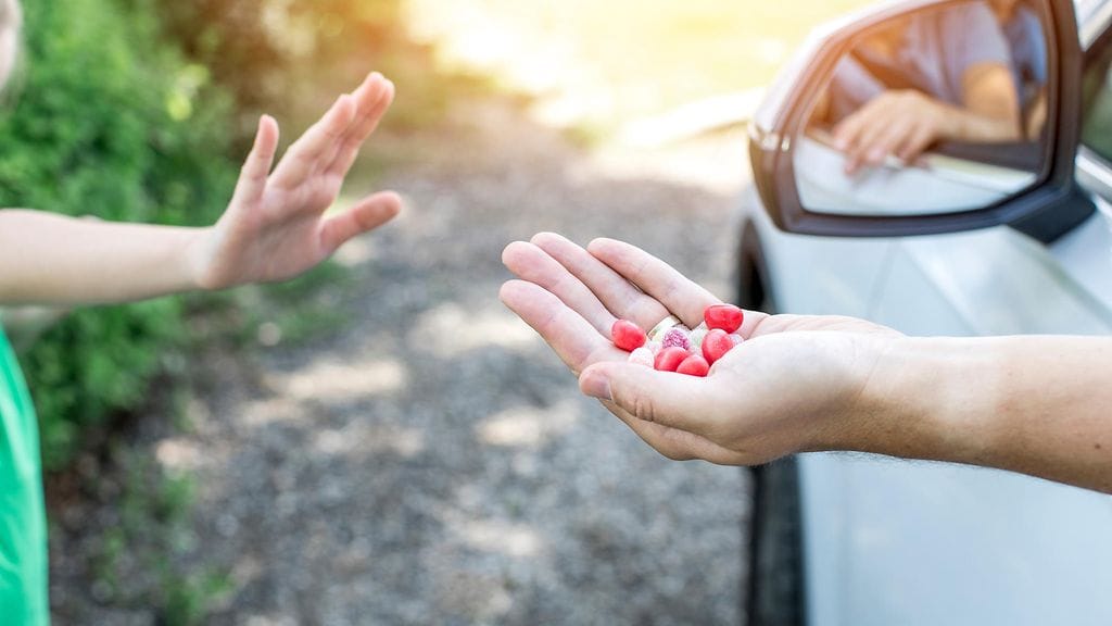 Tyttö muisti, mitä äiti oli opettanut.