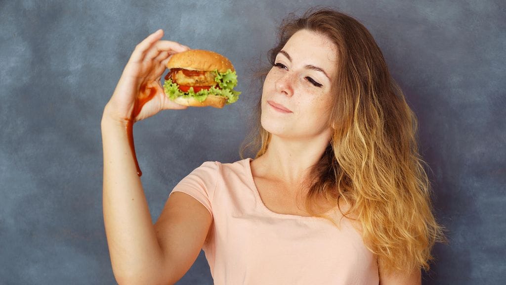 Itsekurin kannalta on helpompaa, jos kiusauksia täynnä olevaa ympäristöä pystyy välttelemään. Kuvituskuva.