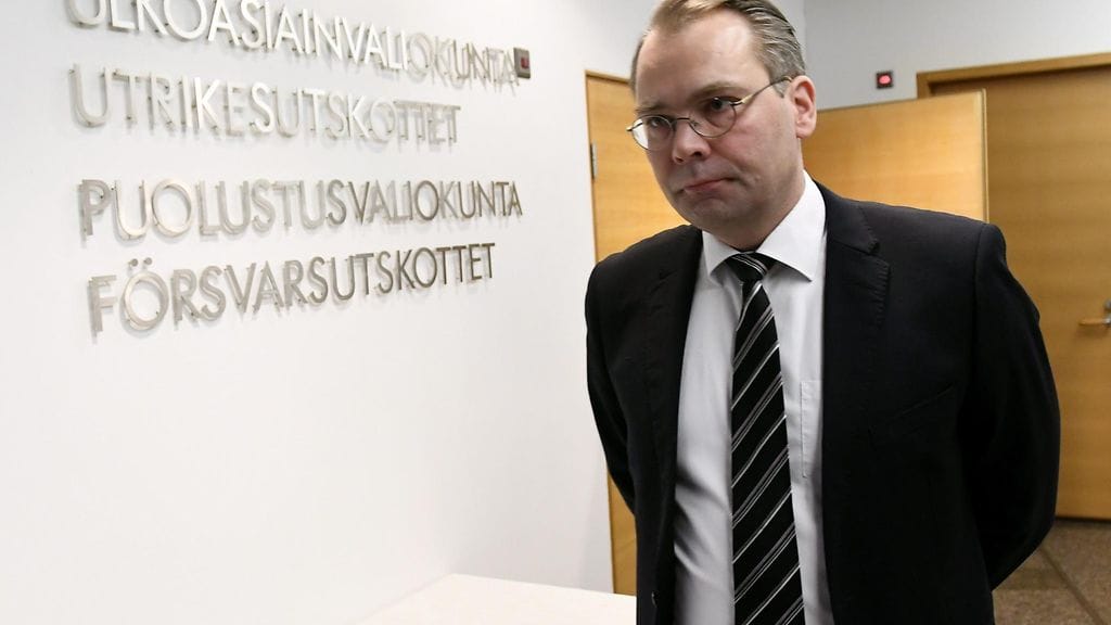 Puolustusministeri Jussi Niinistö menossa puolustusvaliokunnan kuultavana kaksoiskansalaisten kohtelusta valiokunnan kokoukseen Helsingissä 21. helmikuuta 2017.