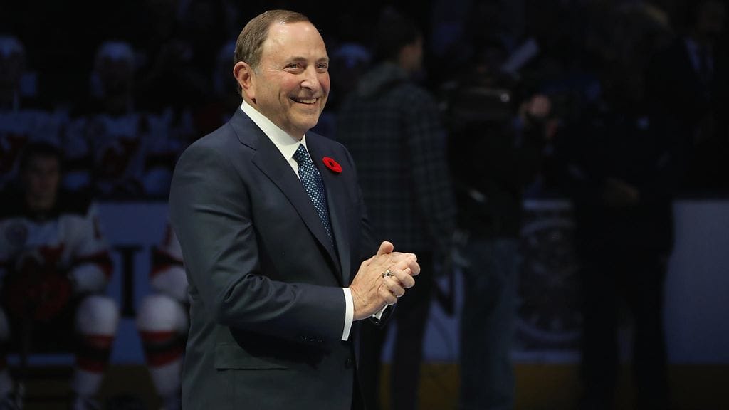 NHL:n komissaari Gary Bettman valittiin jääkiekon kunniagalleriaan, Hockey Hall of Fameen.