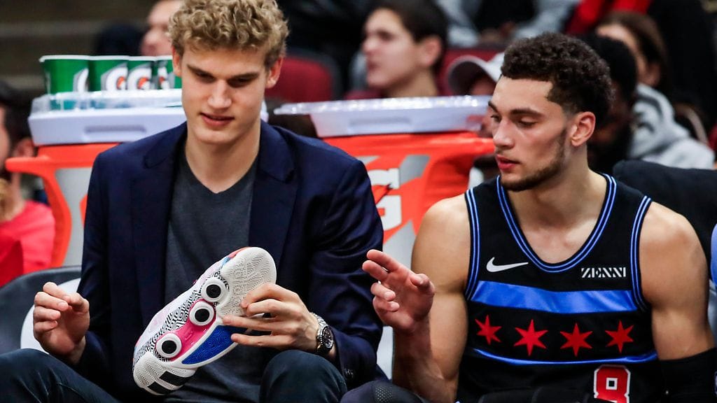 Lauri Markkanen (vasemmalla) on ollut sivussa NBA-kauden alkuhetkiltä.