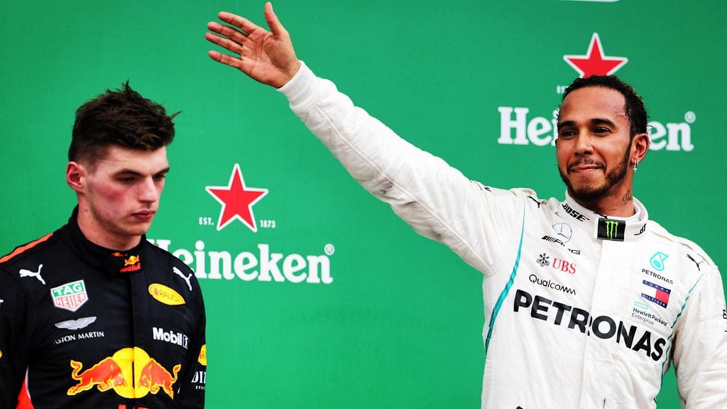 Red Bullin Max Verstappen joutui tyytymään kakkossijaan Brasilian GP:ssä, kun Mercedeksen Lewis Hamilton ajoi ykköseksi.