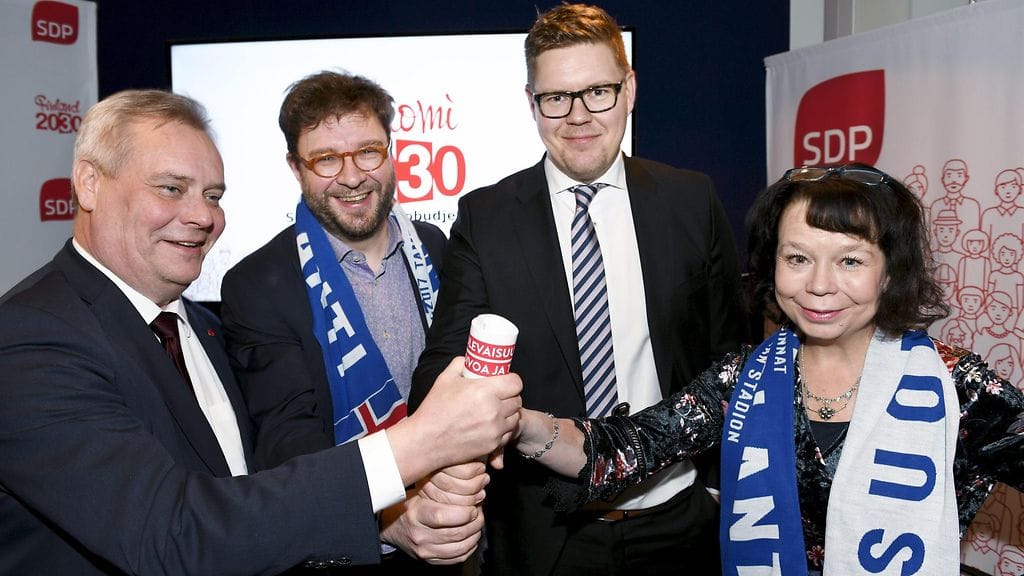 Puheenjohtaja Antti Rinne, vaihtoehtobudjetin valmistelua vetänyt Timo Harakka, eduskuntaryhmän puheenjohtaja Antti Lindtman ja kansanedustaja Pia Viitanen SDP:n vaihtoehtobudjetin tiedotustilaisuudessa Helsingissä 13. marraskuussa 2018.