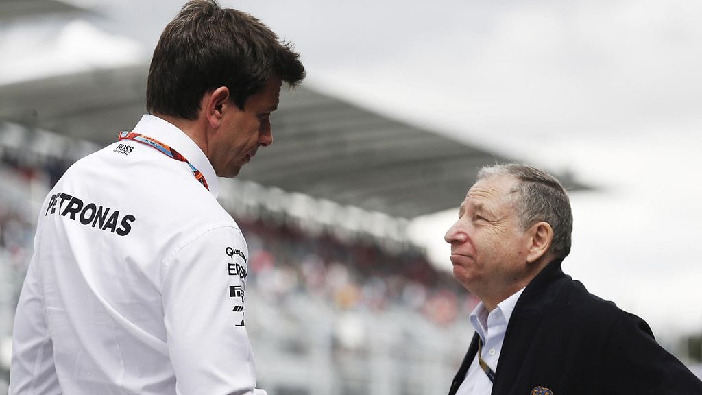 FIA:n puheenjohtaja Jean Todt (vas.) onnitteli Mercedeksen urheilujohtajaa Toto Wolffia viidennestä peräkkäisestä maailmanmestaruudesta.