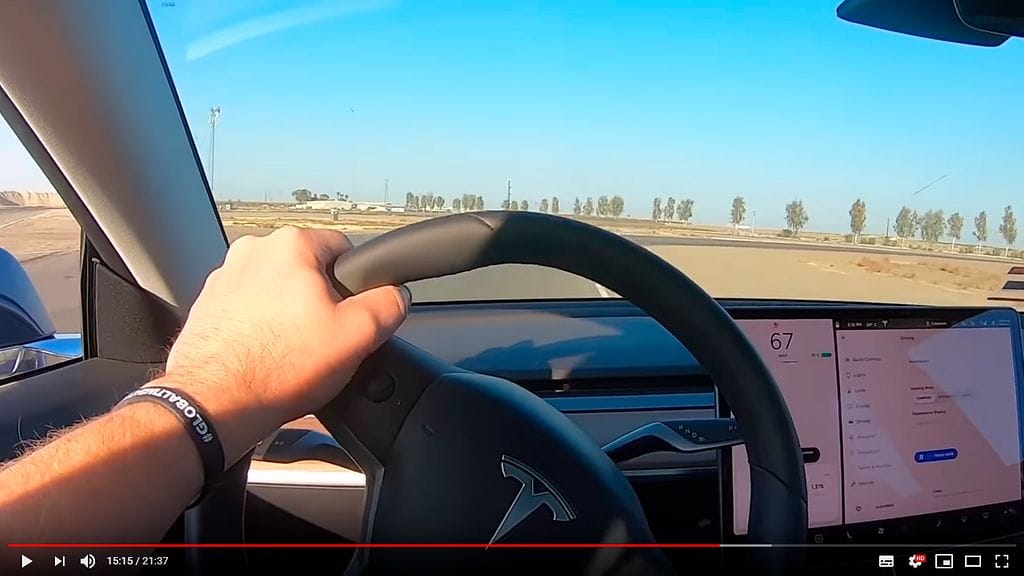 Tesla-kuljettaja käskettiin pois palkintopallilta, koska hänen autonsa "polttoaine" ei ollut hyväksyttyjen laatujen joukossa. Löydät videon artikkelin lopusta.