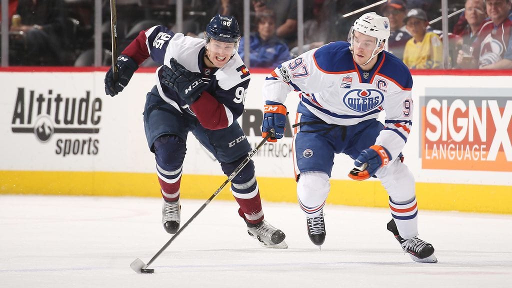 Mikko Rantanen (takana) on nyt tiukassa pistepörssikisassa Edmonton Oilersin Connor McDavidin (edessä) kanssa.