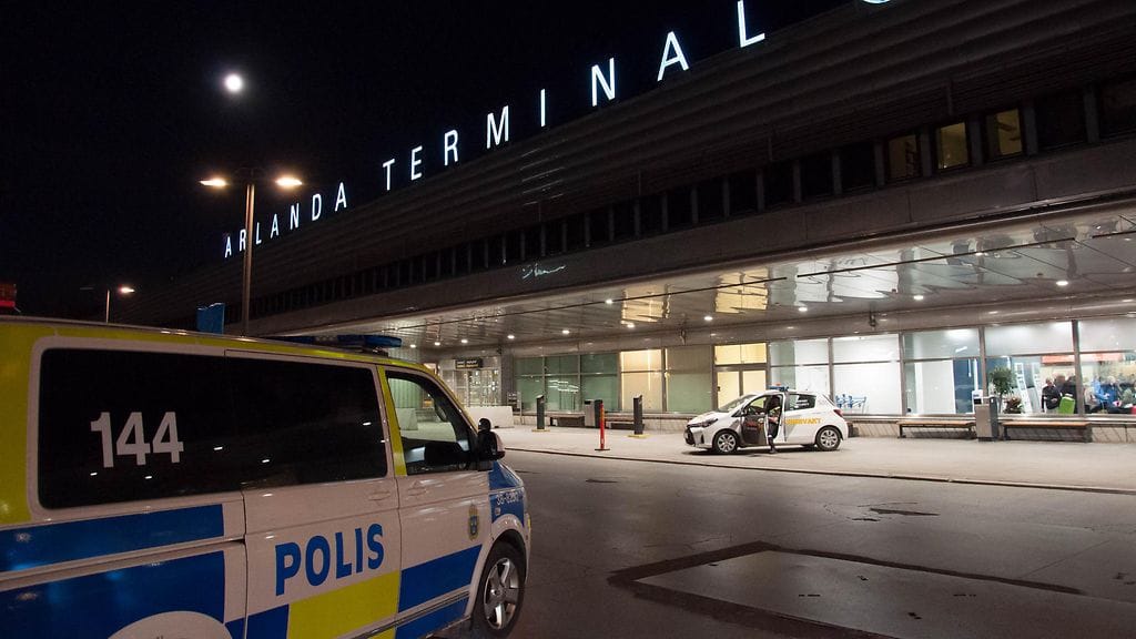 Tukholmasta Puolan Krakovaan matkalla olleen lentokoneen matkustamossa oli havaittu savua, ja kaikki koneessa olleet 189 matkustaa evakuoitiin. Kuvituskuva.