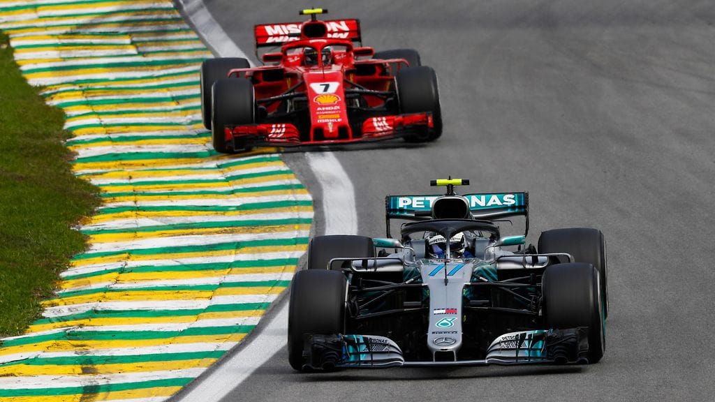 Mercedeksen Valtteri Bottas (edellä) ja Ferrarin Kimi Räikkönen (takana) kävivät kovaa taistoa Brasilian GP:ssä.