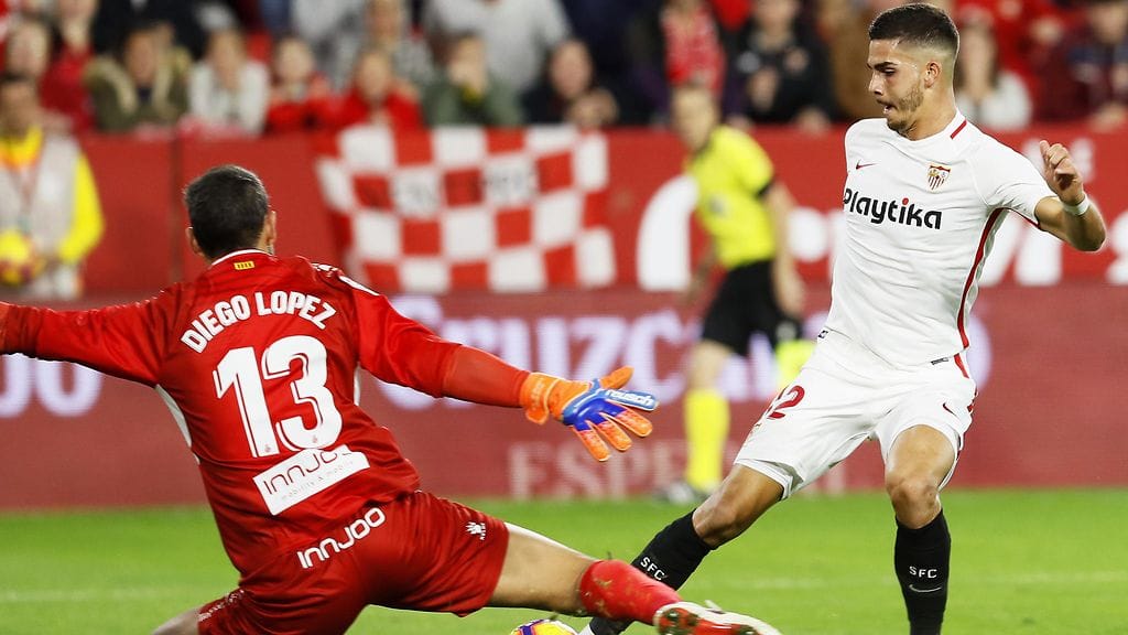 Diego Lopez tositoimissa Sevillaa vastaan.