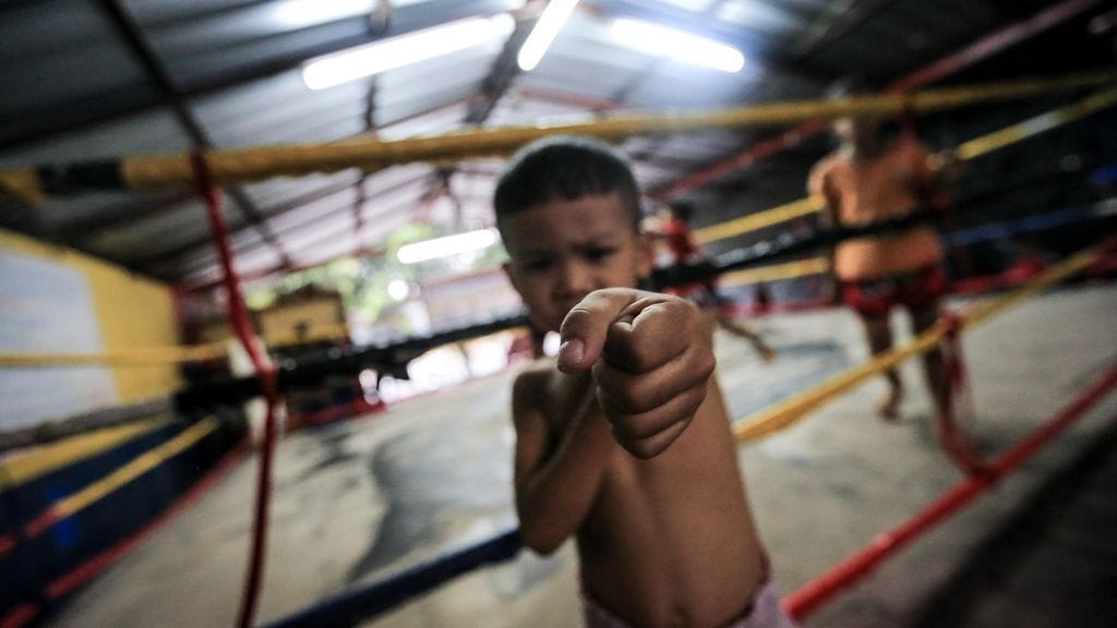 Nuorimmat virallisiin otteluihin osallistuvat thainyrkkeilijät ovat vain 7-vuotiaita. Kuvituskuva.
