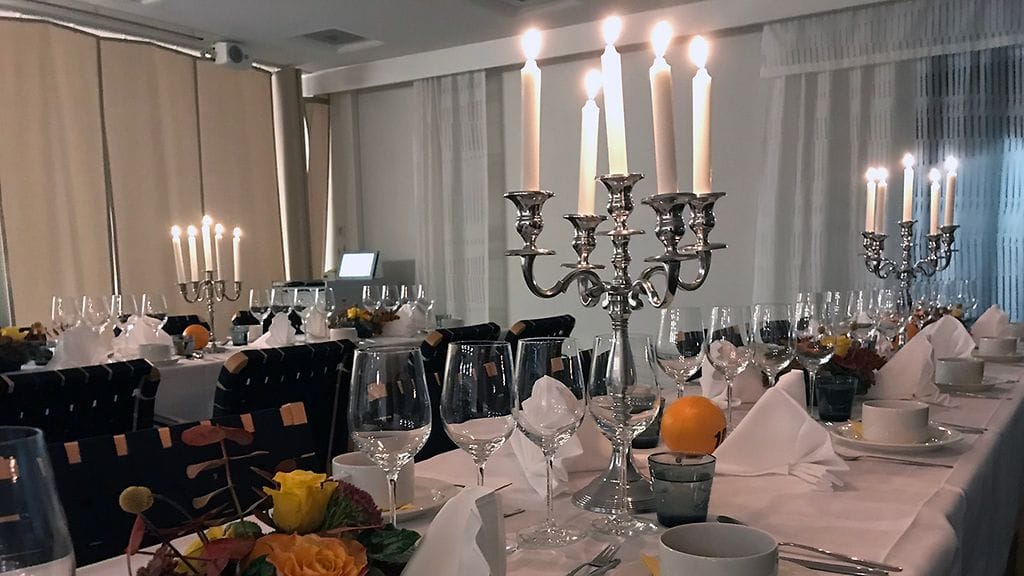 Veikkauksen lottovoittajien salaseura kokoontui kahden vuoden tauon jälkeen syksyllä 2018. (6)