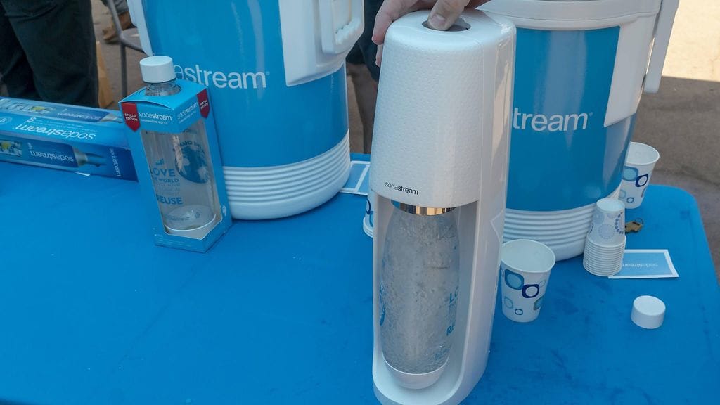 Sodastream myy veden hiilihapotukseen sopivia laitteita.