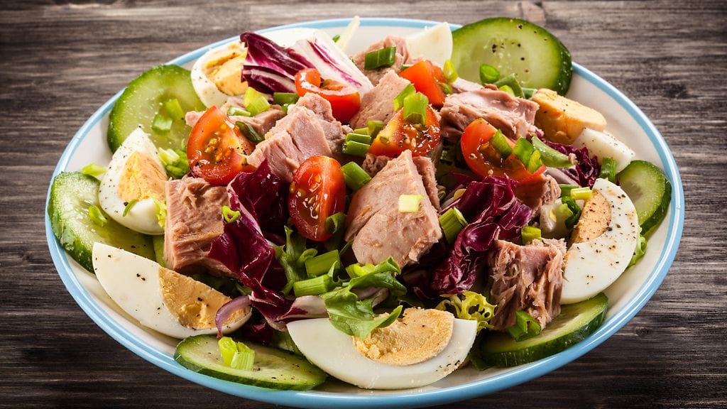 Vähähiilihydraattisessa dieetissä hiilihydraatit korvataan usein proteiinilla ja rasvoilla.