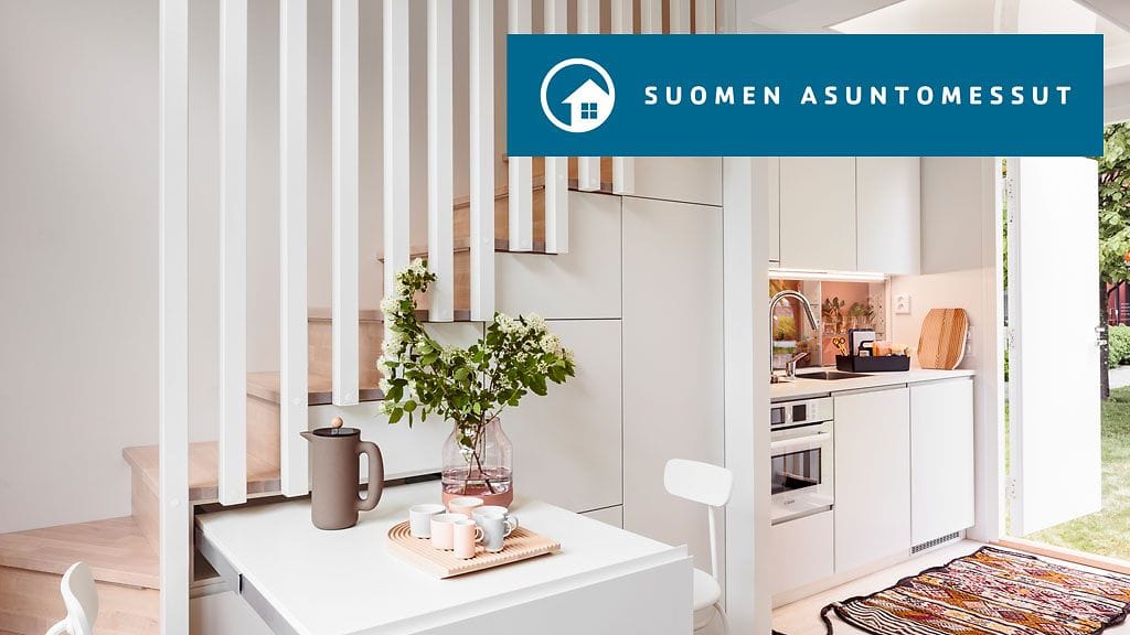 Keittiön pöydän voi tarvittaessa työntää portaiden sisään piiloon.