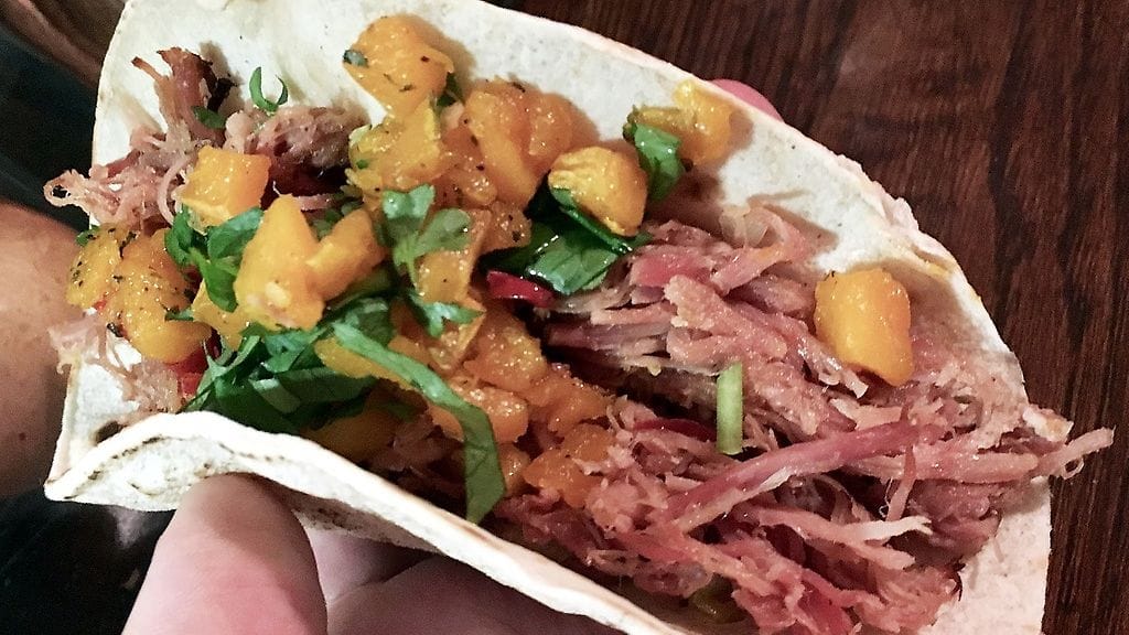 Nyhtöpossu saa tässä reseptissä makua kolajuomasta.