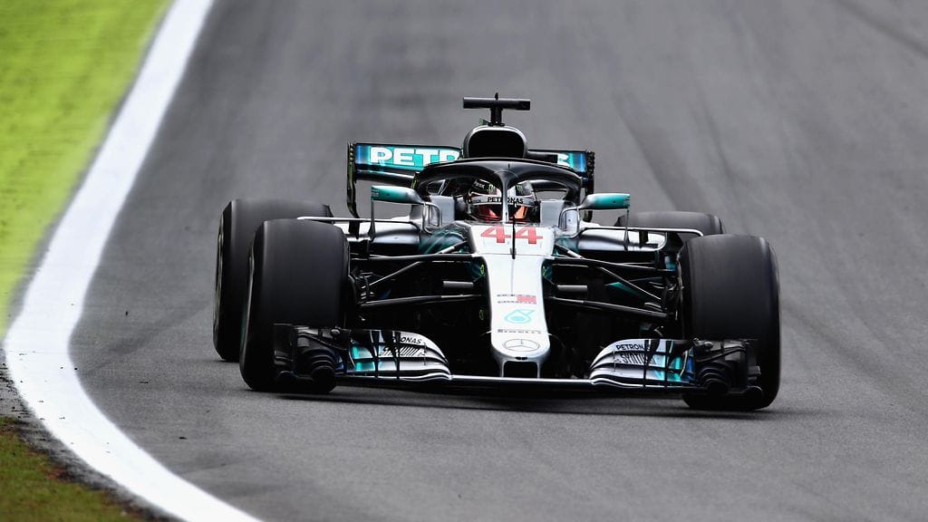 Mercedeksen brittikuski Lewis Hamilton on tällä hetkellä rangaistusuhan alla. Mercedes ei ole vielä varma siitä, pitääkö Hamiltonin autoon vaihtaa uusi moottori kauden päätöskisaan Abu Dhabiin.