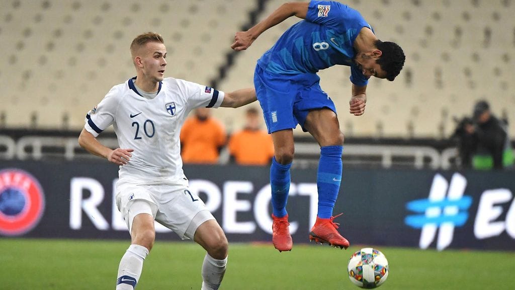 Suomen Jasse Tuominen kontaktitilanteessa Kreikan Zecan kanssa.