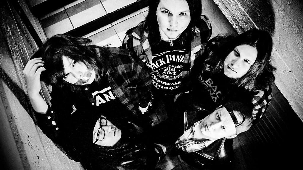 Bad Signal -bändi esiintyy Turussa rakkaan läheisen muistoksi ja toivoo keräävänsä mahdollisimman paljon varoja, jotta yksikään itsemurhan kautta läheisensä menettänyt ei jäisi ilman tukea.