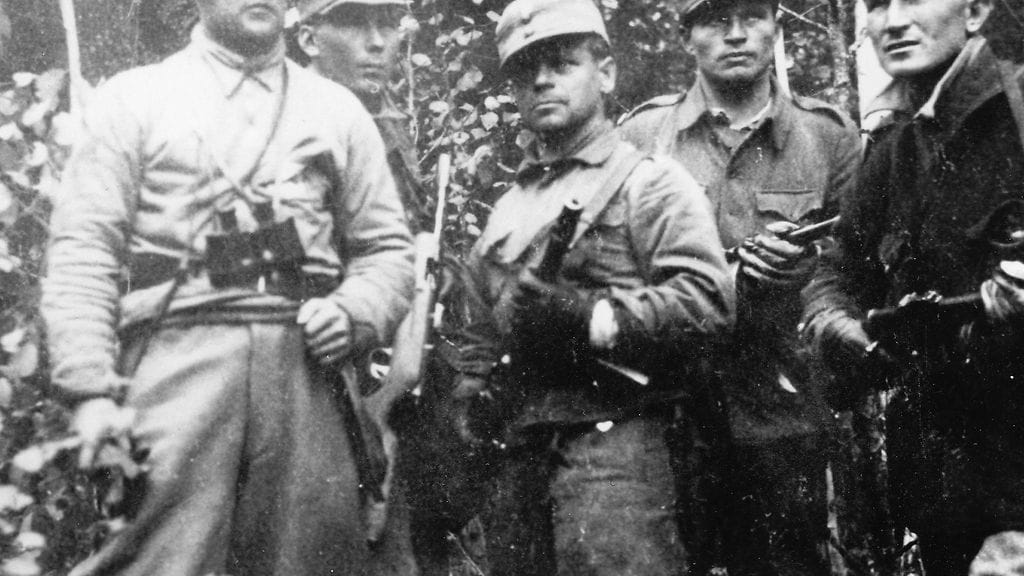 004 Päämajan kaukopartiomiehiä jatkosodassa, Antti Porvali keskellä