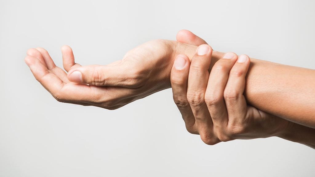 Käden alueella tuntuva puutuminen voi johtua rannekanavaoireyhtymästä. Kuvituskuva.