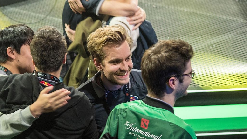 Jesse "JerAx" Vainikka (kesk.) juhli Dota 2 -pelin maailmanmestaruutta elokuussa yhdessä Topias "Topson" Taavitsaisen kanssa.