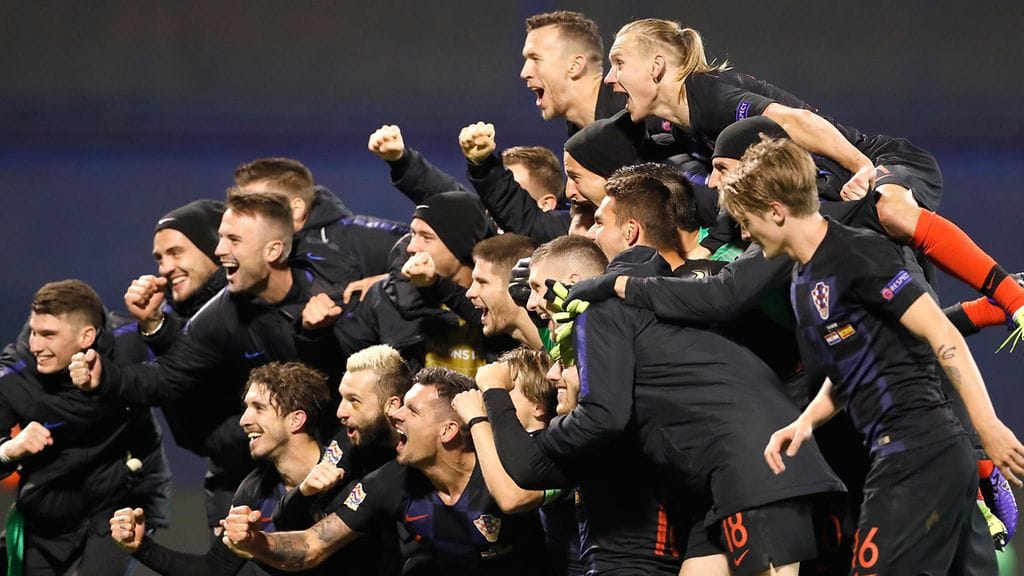Kroatia juhlimassa voittoa ottelun jälkeen.