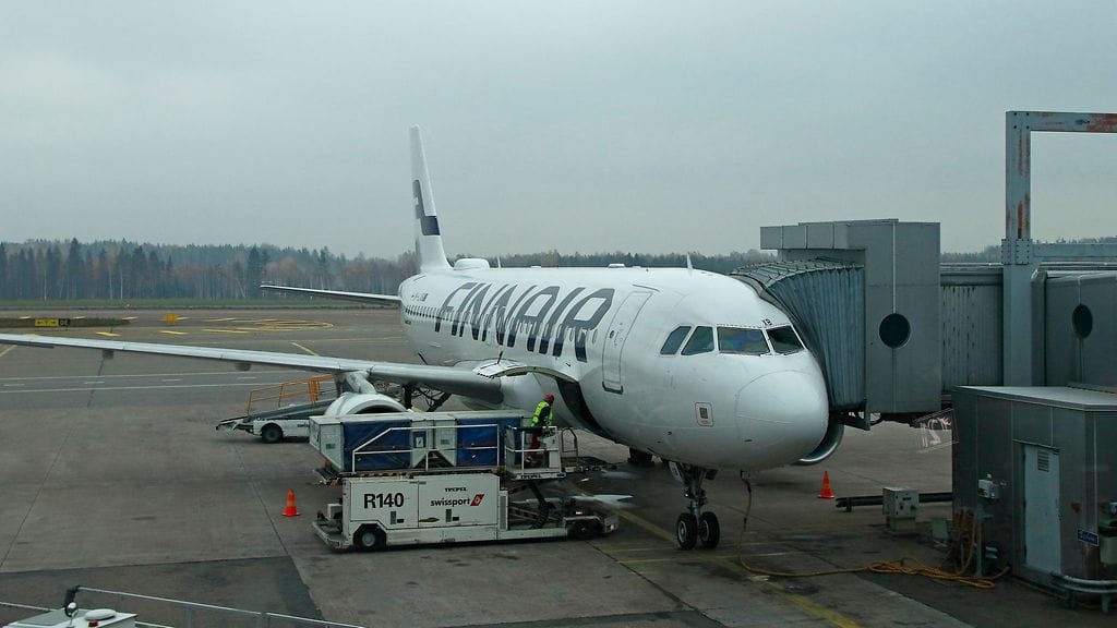 Finnairin ja sen tytäryhtiöiden Finnair Kitchenin ja Finnair Techical Servicen toimihenkilöt ovat marssineet ulos Helsinki-Vantaalla.