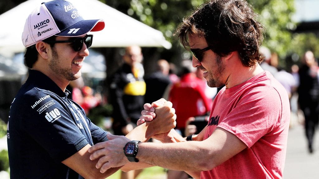 Sergio Perez (vasemmalla) ei ole lainkaan innoissaan siitä, että Fernando Alonso (oikealla) jättää F1-sarjan.