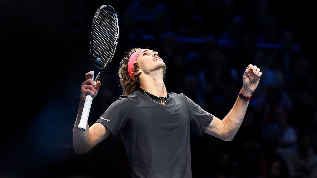 Alexander Zverev kukisti Roger Federerin.