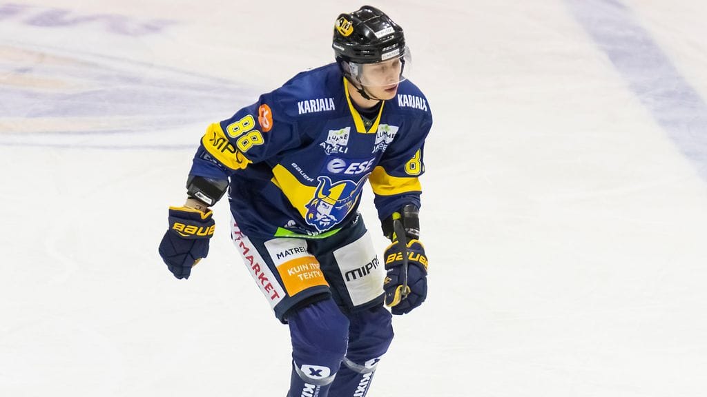 Jukurien hyökkääjälle Julius Vähätalolle sattui karmaiseva moka Pelicansia vastaan.