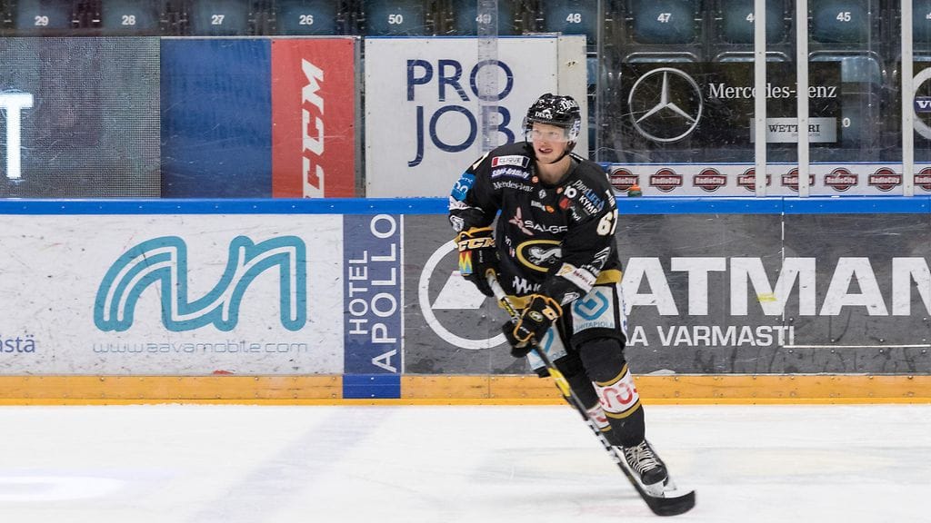 Kärppien Jasper Lindsten teki voittomaalin TPS:aa vastaan.