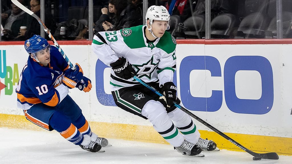 Esa Lindell (oikealla) takoi kaksi maalia, kun  Dallas Stars otti 6-3-voiton New York Islandersista.