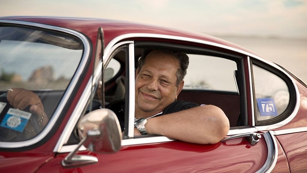 Irv Gordon yli viisi miljoonaa kilometriä ajetun Volvonsa ratissa.