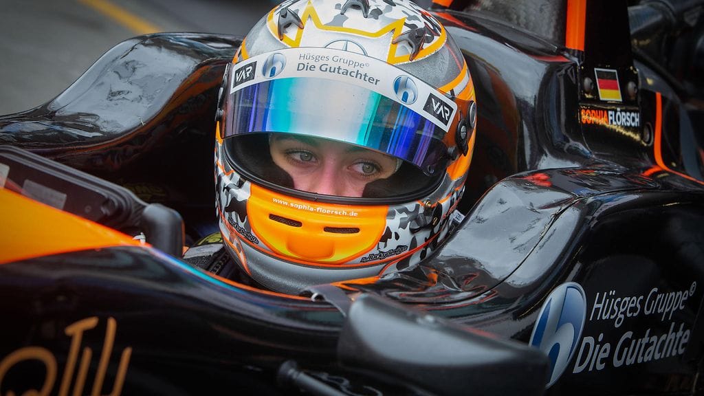 17-vuotias saksalaiskuljettaja Sophia Flörsch oli mukana järkyttävässä kolarissa viikonloppuna Formula 3 -kisassa.