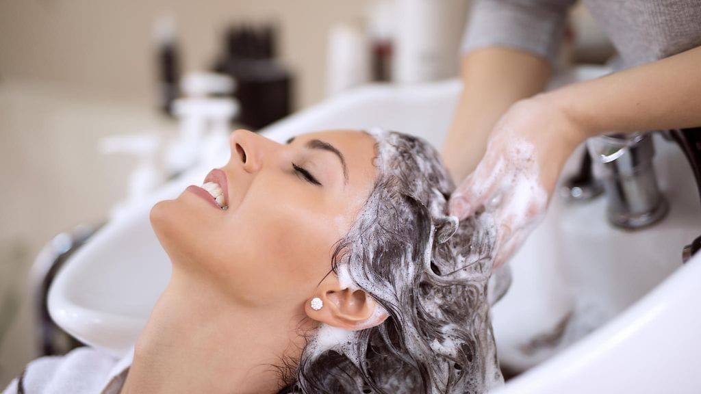 Hiustenpesu voi rentouttaa ja helpottaa stressiä.