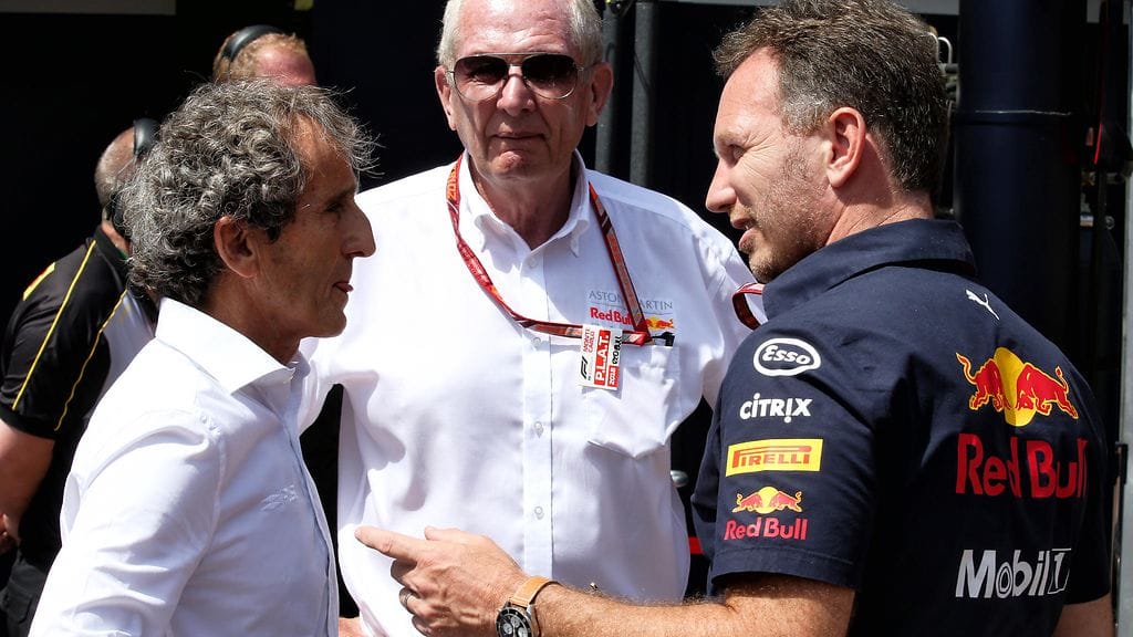 F1-legenda Alain Prost (vasemmalla) ei ole otettu siitä, miten Red Bull on kommunikoinut Renaultin suuntaan.